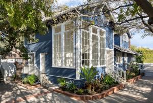 圣巴巴拉Hideaway Santa Barbara, A Kirkwood Collection Hotel的前面有植物的蓝色房子