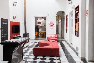 蒙得维的亚Student’s Hostel的一间设有两张红色沙发和一张桌子的房间