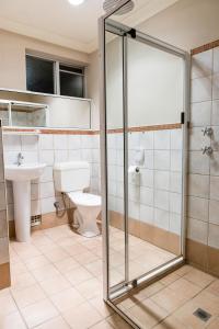珀斯金合欢树林汽车旅馆的一间带玻璃淋浴间和卫生间的浴室