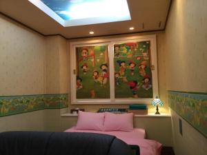大阪Dear Place(Adult Only)的客房设有两张床和一扇带绘画的窗户。