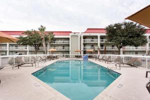 格尔夫波特Quality Inn Gulfport I-10的酒店前的游泳池