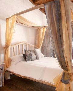 北尼科西亚The Iskemleci Guest House的一间卧室配有一张带枕头的天蓬床。