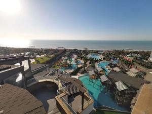 拉瑞Limak Lara Deluxe Hotel & Resort Antalya的享有带游泳池的度假村的空中景致