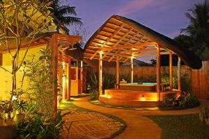 公主港Balai Princesa的后院带热水浴池的凉亭