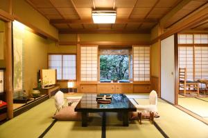 京都晴鸭楼日式旅馆的客房设有桌椅和窗户。