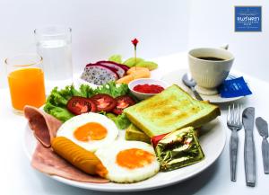 帕府普莱纳卡拉酒店的包括鸡蛋和烤面包的早餐盘
