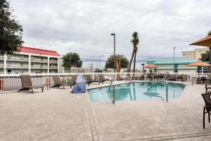 Quality Inn Gulfport I-10内部或周边的泳池