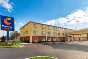 阿布西肯Comfort Suites Atlantic City North的建筑前有标志的酒店