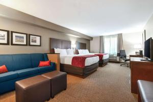 阿布西肯Comfort Suites Atlantic City North的酒店客房,设有两张床和一张沙发