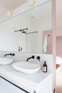 Saint-Martin-dʼUriageMaison Aribert的浴室设有2个水槽和镜子