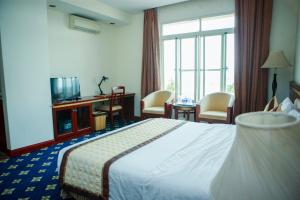 Ðại TiêtNGAN HA HOTEL的酒店客房,配有床和电视