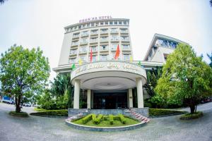 Ðại TiêtNGAN HA HOTEL的前方有一座花园建筑的酒店