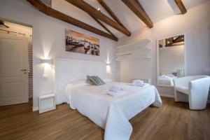 威尼斯科堤诺瓦酒店的白色卧室配有床和椅子