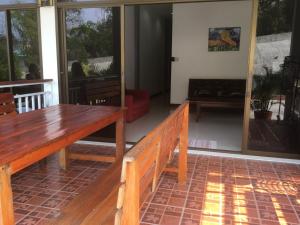 沙美岛Anong's 2 bedroom family home for up to 6 guests的客厅设有木凳和窗户。