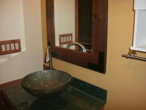 密歇根城冷泉旅馆的一间带碗水槽和镜子的浴室