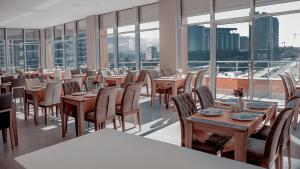 Legend Business Hotel Batumi餐厅或其他用餐的地方