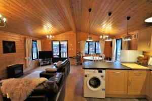 罗厄德南Ben Lomond Lodge的厨房以及带洗衣机的起居室。