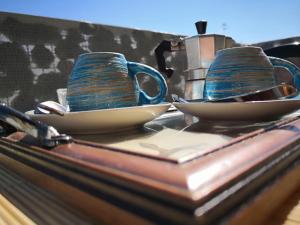 莱切桑特奥昂兹奥住宿加早餐旅馆的两个蓝杯和碟子坐在柜台上