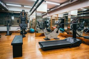 都灵一都灵住宅酒店的健身房设有数台跑步机和机器