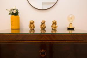 那不勒斯Cocor Suites & Design的上面有三个金雕的桌子