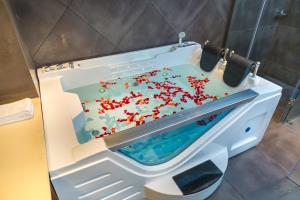 蒙纳Casa Montana Munnar的浴室内装有红色喷水的浴缸