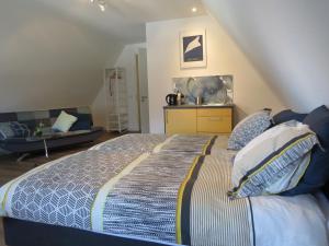 吉耶敦Logement Gieten的一间卧室配有带枕头的床铺和沙发
