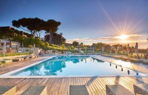 萨格里什萨格雷斯海滩马丁哈尔家庭度假酒店的一个阳光明媚的大型游泳池