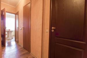 卡缅斯科耶Квартира的一间设有门的房间和铺有木地板的走廊