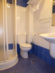 奥维多罗梅罗旅馆的一间带卫生间和水槽的浴室