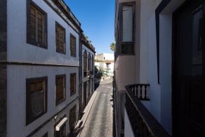 阿鲁卡斯Balcony Spacious 2BR Historic Centre Arucas的城市两座建筑之间的小巷