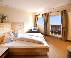 圣杰内肖阿泰西诺舍格尔伯格霍夫酒店的酒店客房设有床和窗户。