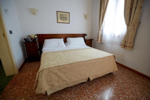 米拉德多吉里维埃拉酒店的卧室配有一张带白色枕头的大床和窗户。