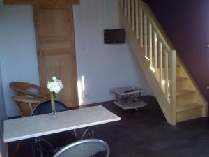 谢瓦布朗克米兰红磨坊阁楼酒店的一间设有桌子和花瓶的楼梯的房间