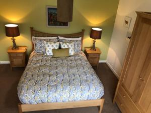 Rodel哈里斯白屋度假屋的一间卧室,两边都配有一张床和两盏灯