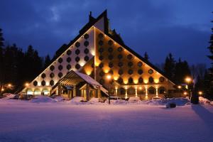 科拉欣比安卡Spa度假酒店的一座大建筑物,在晚上下雪