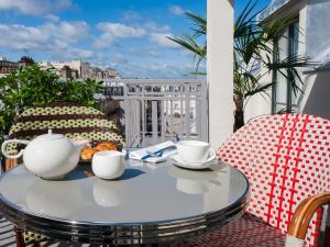 巴黎埃菲尔布洛梅特酒店的阳台配有带2把椅子的桌子和茶具