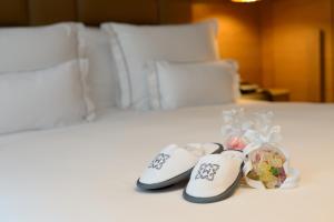 巴塞罗那纪念碑酒店的睡床上一双拖鞋