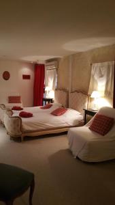 奥贝奈Chambres touristiques La Cour Des Hôtes的酒店客房,配有两张带红色窗帘的床