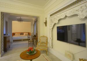 凯鲁万Dar ALOUINI的客厅配有电视和鲜花桌