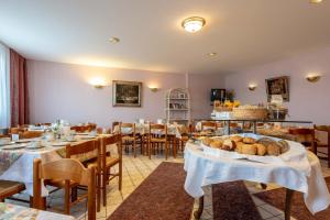 enjoyHotel garni Korntal Stuttgart餐厅或其他用餐的地方