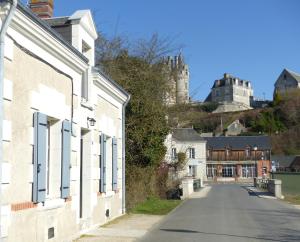 ChâteauvieuxLa maison de Joëlle的城里一条有城堡的街道