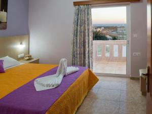 帕琉乔拉Margarita Αpartments Sea View的一间卧室设有一张床和一个大窗户