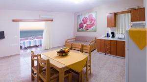 帕琉乔拉Margarita Αpartments Sea View的一间厨房、带桌子的用餐室和一间享有海景的房间