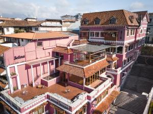 昆卡Selina Cuenca的粉红色建筑的城市美景