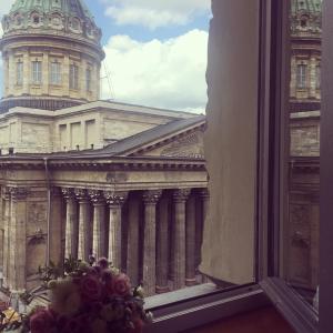 圣彼得堡Best View Kazanskaya的从窗户可欣赏到建筑的景色
