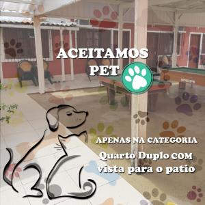伯迪亚哥Indaiá Praia Hotel的一只卡通狗坐在房间地板上