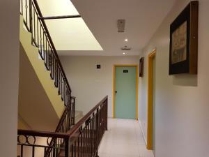 梳邦再也De UPTOWN Hotel @ Subang Jaya的走廊设有楼梯和蓝色门