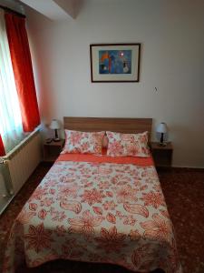 AlboreaHostal Alvaro I的一间卧室配有一张红色床罩的床