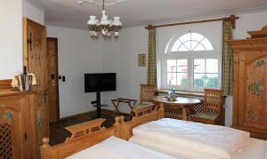 格勒迪茨斯潘尼彻霍夫酒店的一间卧室配有一张床、一张桌子和一个窗户。