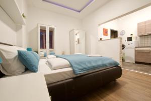 布达佩斯Standard Apartment by Hi5 -Baross Square的一间卧室配有一张带蓝色毯子的大床